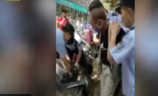 بالفيديو:- موقف بطولي لعامل دليفري يساعد في القبض على لص مجوهرات بالفيديو:- موقف بطولي لعامل دليفري يساعد في القبض على لص مجوهرات