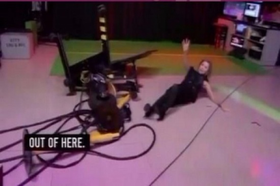 إصابة مذيعة أمريكية بعد سقوطها عن دراجة أثناء البث