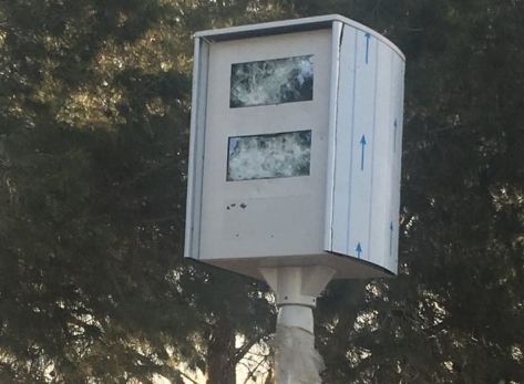 بالصور.. تحطيم كاميرا لمراقبة السرعة ''رادار'' بالرمثا