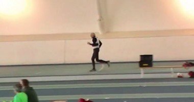 شاهد.. عجوز في الـ95 يكسر الرقم القياسي في الجري 200 متر