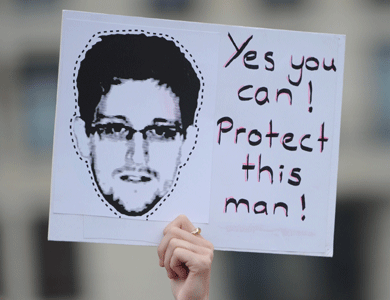 رئيس فنزويلا يمنح سنودن حق اللجوء الانساني