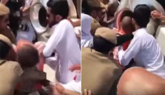 شاهد: رجال الأمن في المسجد الحرام يحملون شاباً مقعداً لمساعدته على تقبيل الحجر الأسود