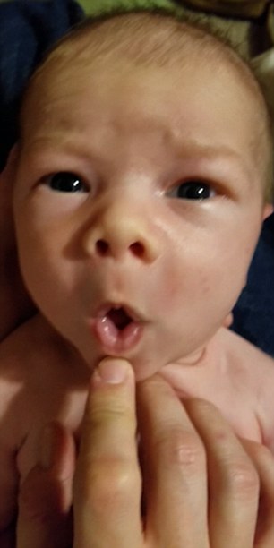 شاهد.. رضيع يغني أغنية عيد الميلاد بمساعدة والده