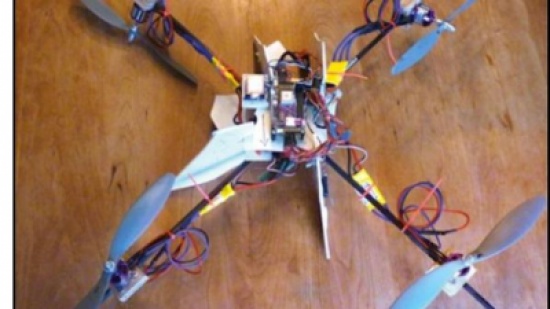 يبتكر مروحية لمراقبة طفله