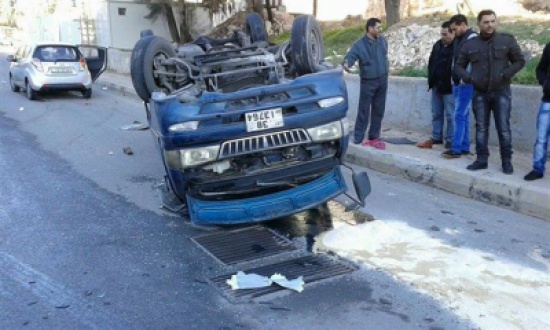 بالصور : انقلاب " باص صغير " في وادي صقره بسبب الانجماد