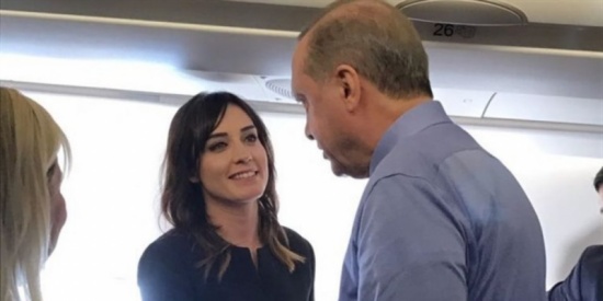 هكذا أقنع «أردوغان» أفضل مذيعة تركية بترك التدخين على متن الطائرة الرئاسية