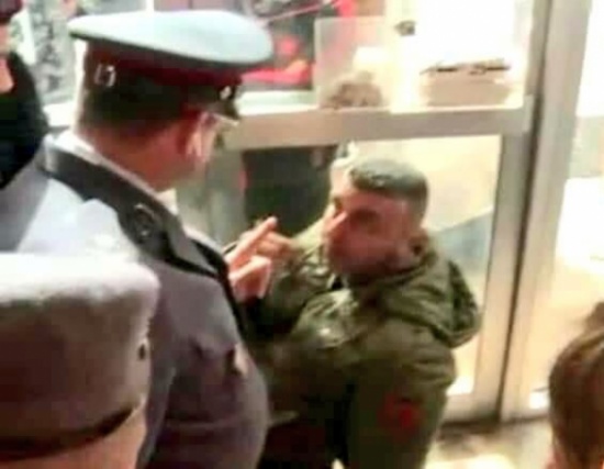صفعة عميد لعامل تثير الجدل في لبنان… تعرف على تفاصيل القصة صفعة عميد لعامل تثير الجدل في لبنان… تعرف على تفاصيل القصة