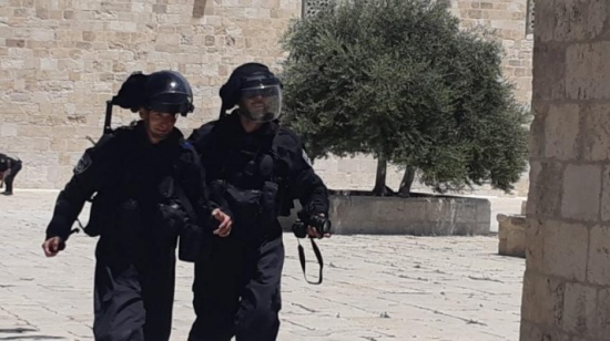 اشتباكات بين المصلين وقوات الاحتلال الإسرائيلى داخل ساحة المسجد الأقصى