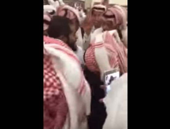 شاهد ماذا فعلوا اصدقاء العريس في زفافه لتهنئته !