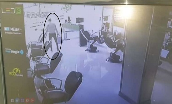 بالفيديو : الموت يداهم لصا بعد إكمال سرقته