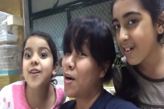 شاهد.. خادمة فلبينية وطفلتين خليجيتين يثير جدلاً واسعاً بمواقع التواصل