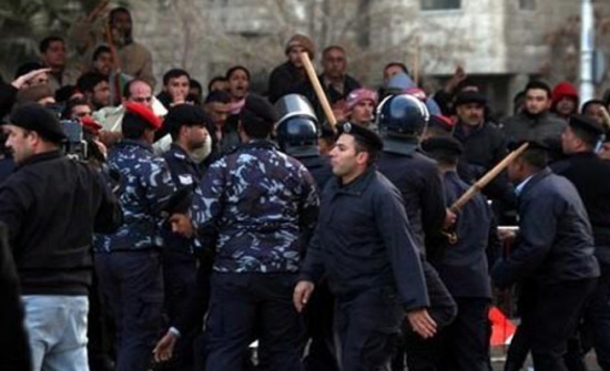 الأمن يمنع مسيرة في الزرقاء ضد اتفاقية الغاز مع اسرائيل