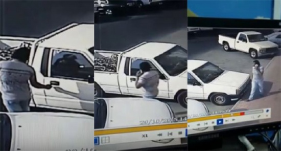 شاهد..  محاولات لصّ لسرقة سيارة