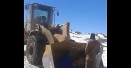 بالفيديو.. نقل امرأة حامل على متن «سكينة حفار»