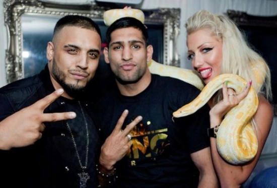 شاهد.. ملاكم عالمي يتعرض لموقف محرج أمام الملايين ويفقد أعصابه بسبب أفعى