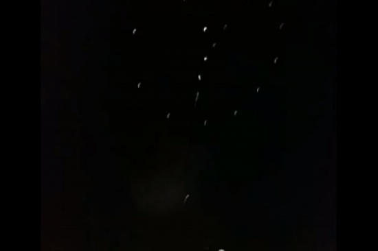شاب سعودي يرسم " قلب حب " بواسطة رشاش ( فيديو ) شاب سعودي يرسم " قلب حب " بواسطة رشاش ( فيديو )