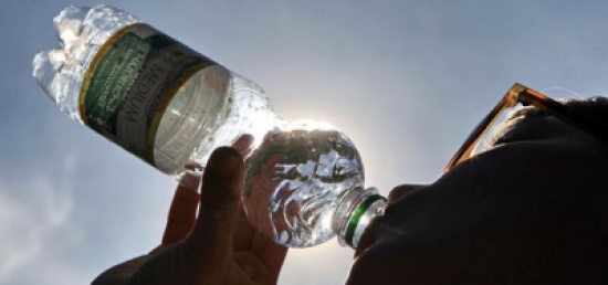 تناول السوائل دفعة واحدة غير مفيد