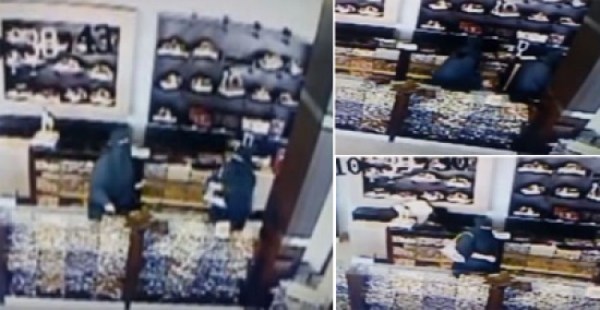 شاهد.. سيدتين يتناوبن سرقة محل