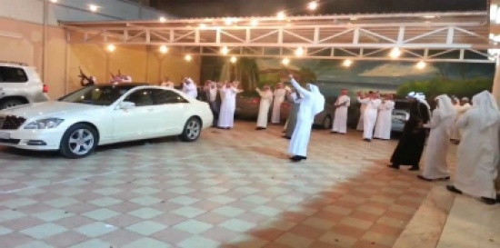 بالصور.. سعودي يقدم لصديقه هدية غريبة ليلة زفاف نجله