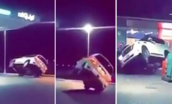 شاهد.. شاب متهور يقود سيارته على إطارين داخل محطة وقود