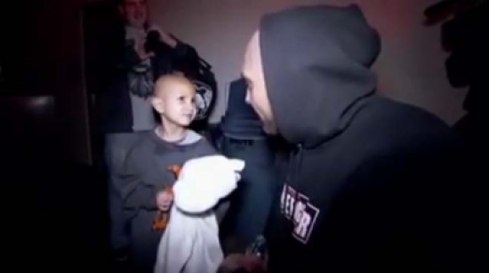 وفاة طفل مصاب بالسرطان بعد هزيمته أشهر مصارعي العالم