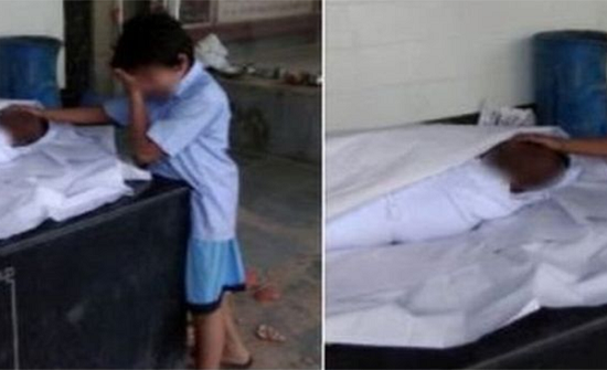 صورة طفل أمام جثمان والده تُبكي الملايين بالهند صورة طفل أمام جثمان والده تُبكي الملايين بالهند