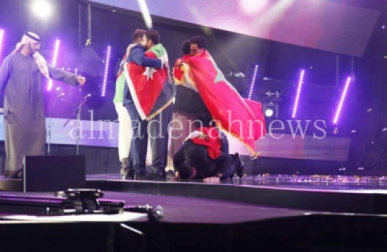 المنشد نزار الشياب يرفع علم الهاشميين بالوطن العربي