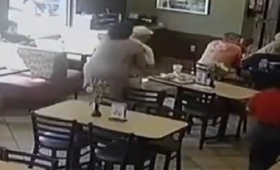 بالفيديو: امرأة تنقذ مسناً داخل مطعم.. بعدما علِقَ الطعام في حلقه! بالفيديو: امرأة تنقذ مسناً داخل مطعم.. بعدما علِقَ الطعام في حلقه!
