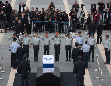 وصول جثمان شارون إلى الكنيست وفتح الباب أمام الجمهور لنظرة الوداع