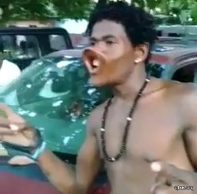 يمتلك قدره على تحريك فمه!