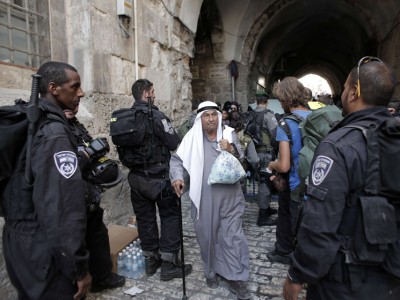 إسرائيل تمنع الفلسطينيين دون 50 عاما من الصلاة في الأقصى الجمعة