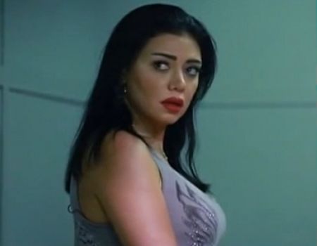 رانيا يوسف تصور "أرض النعام" تحت حراسة الشرطة