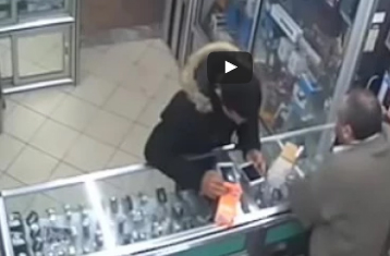 شاهد..  لحظة سرقة شاب هاتف «آيفون»