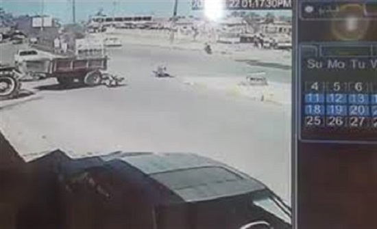 لحظة تعرض سائق دراجة نارية لحادث سير مروع (فيديو) لحظة تعرض سائق دراجة نارية لحادث سير مروع (فيديو)