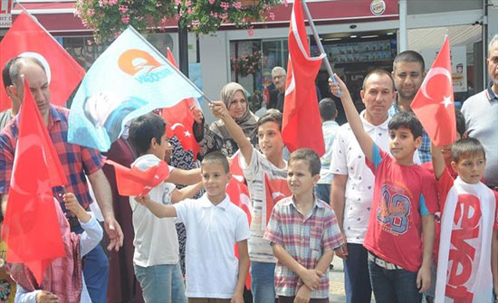 عراقيون بتركيا يصرّفون دولاراتهم دعمًا لليرة التركية عراقيون بتركيا يصرّفون دولاراتهم دعمًا لليرة التركية