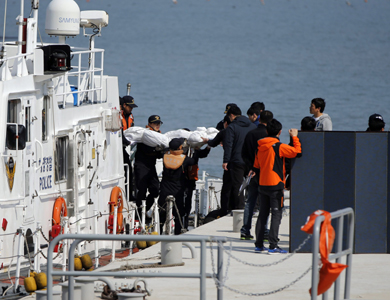 أقارب غاضبون يشتبكون مع الشرطة وكوريا تنتشل المزيد من قتلى العبارة المنكوبة