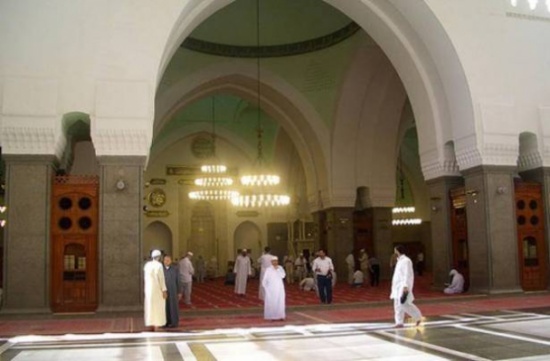 عراك بالنعال والسكاكين داخل مسجد في السعودية!