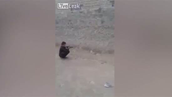 بالفيديو- طفل يصوّب البندقية نحو رأس صديقه ويطلق النار!