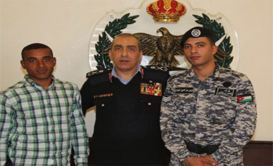 الحمود يكرم رقيباً ويجند مواطناً انقذا طفلا غرق في قناة الملك عبدالله الحمود يكرم رقيباً ويجند مواطناً انقذا طفلا غرق في قناة الملك عبدالله