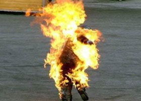 رجل يتجول في الشارع والنيران تشتعل بجسده دون اي مبالاة!