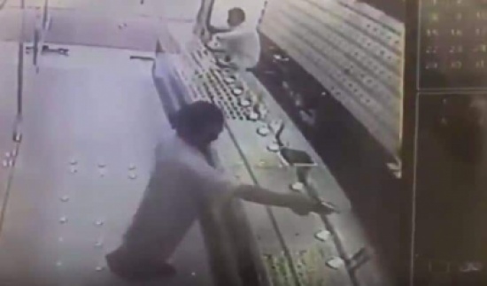 شاهد: مجهول يطلق النار على بائع بمحل للذهب ويغادر بهدوء تام