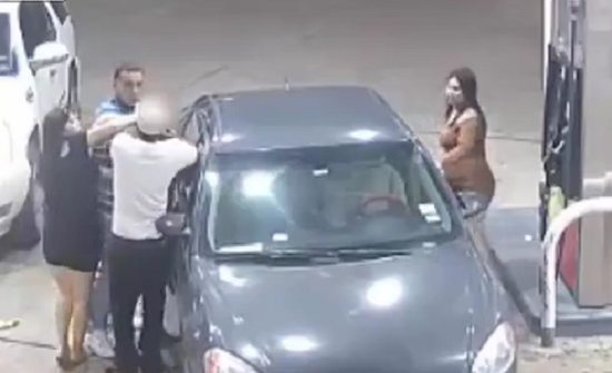 بالفيديو : 4 فتيات يستدرجن رجلا لسرقته داخل محطة وقود في ولاية تكساس