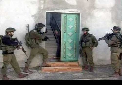 الاحتلال يقتحم منزل الأسير سامر العيساوي ويعتقل شقيقه