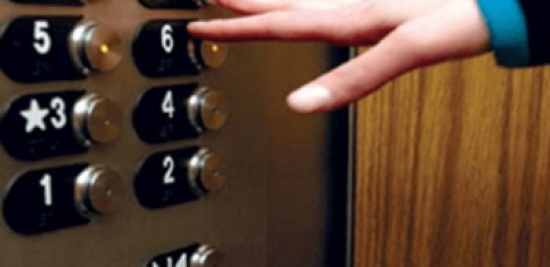 مصعد يقطع رقبة أمّ أمام طفلتها في مصر.. التفاصيل مروعة!