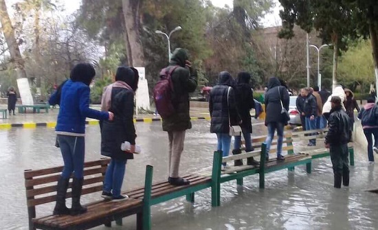 صور : جسور وباصات لتأمين طلبة " الأردنية " خلال المنخفض صور : جسور وباصات لتأمين طلبة " الأردنية " خلال المنخفض