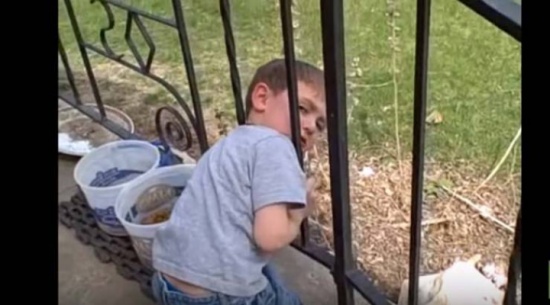 فيديو|علق رأس هذا الولد الصغير في"الدرابزين" انتظروا لتروا كيف سيخرج!