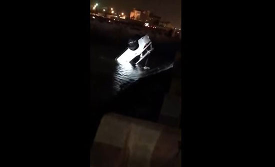 فيديو- سيارة تقلّ فتيات سعوديات تغرق في البحر!