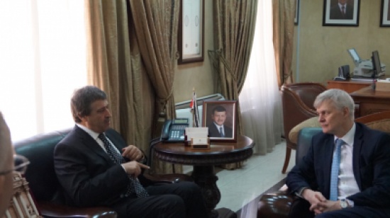 وزير العمل يستقبل السفير البريطاني