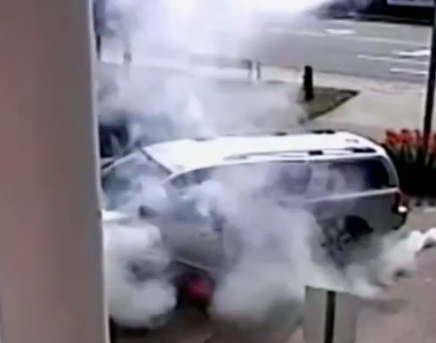 هجوم على سيارة بواسطة القنابل المسيلة للدموع