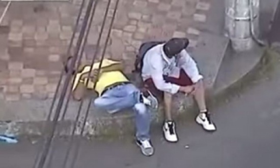 شاهد: ماذا حدث لـ لص سرق رجلا فقد وعيه بالطريق؟